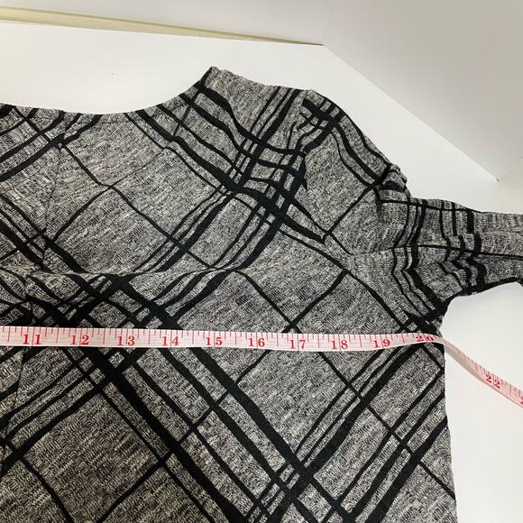 Apt 9 Geometric Print Blouse Size Medium Gray Black 3/4 Sleeve Asymmetrical Hem - Picture 7 of 11